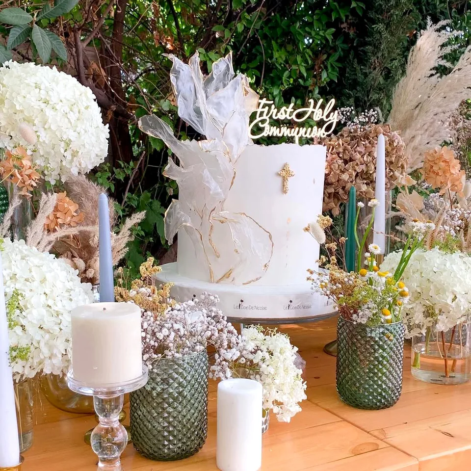 Inspiration: First Holy Communion table with a white cake, hydrangeas and green glass candle holders