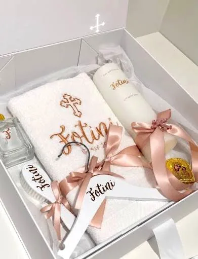 Inspiration: personalised baptism gift box with an embroidered towel, candle and satin ribbons
